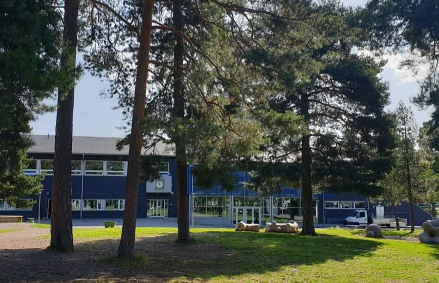 en bygning med trær foran seg