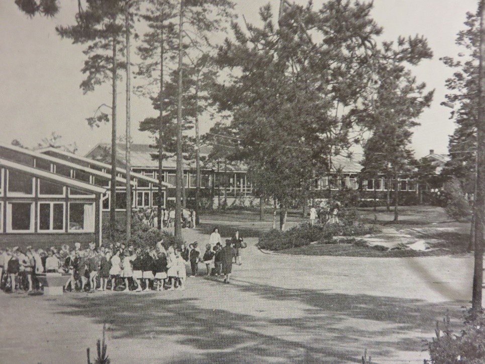 En gruppe mennesker i en hestetrukket vogn