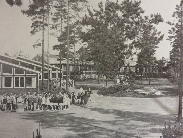 En gruppe mennesker i en hestetrukket vogn